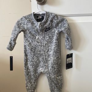 Nike 3mo Fleece onesie NWT